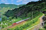 Auf Licht und Schatten traf 181 213 mit IC 436 (Norddeich Mole - Luxembourg), als sie nach Durchfahrt des Petersbergtunnel in Neef erschien. (17.07.2007) <i>Foto: Klaus D. Holzborn</i>