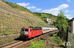 181 213 "SAAR" fährt mit IC 434 nach Luxembourg durch Hatzenport. (20.04.2007) <i>Foto: Klaus D. Holzborn</i>