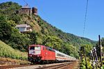 181 213 mit IC 436 vor der Burg Bischofstein zwischen Hatzenport und Moselkern. (01.06.2004) <i>Foto: Klaus D. Holzborn</i>