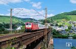 Die Bullayer Moselbrücke bot nahezu zu jeder Tageszeit reichlich Motive. Mittlerweile ist aber diese Perspektive wie so viele andere völlig zugewachsen. 181 215 überquert mit IC 436 soeben hinter dem Bahnhof Bullay die Mosel und wird gleich in den Prinzenkopftunnel eintauchen. 2014 endeten die 181er Einsätze mit den letzten ICs auf der Moselstrecke.  (17.07.2007) <i>Foto: Klaus D. Holzborn</i>