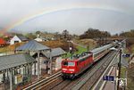 Vor einer malerischen Regenbogenkulisse rauscht 181 214 mit IC 334 nach Luxembourg durch den erst 2003 eröffneten barrierefreien Haltepunkt Salmtal, der den 300 m entfernten Haltepunkt Salmrohr ersetzte.  (01.04.2010) <i>Foto: Klaus D. Holzborn</i>