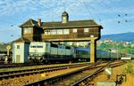 181 216 verlässt mit einem Eilzug den Bahnhof Neustadt (Weinstr) Hbf. Das schöne Reiterstellwerk "Nf" aus dem Jahr 1938 ging am 15.05.1999 außer Betrieb, blieb aber als technisches Denkmal erhalten. (05.06.1984) <i>Foto: Klaus D. Holzborn</i>