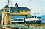 181 218 fährt am Reiterstellwerk "Nf" mit D 259 (Paris Est - Frankfurt/M Hbf) aus Neustadt (Weinstr) Hbf aus. (24.09.1987) <i>Foto: Klaus D. Holzborn</i>