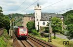 181 218 passiert mit IC 436 nach Luxembourg das Schloss von-der-Leyen bei Kobern-Gondorf. Dieses wurde durch die Verlegung der Bundesstraße 416 in den 1970er Jahren rigoros durchtrennt. (28.08.2007) <i>Foto: Klaus D. Holzborn</i>