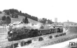 18 506 (Bw Lindau) rollt mit D 183 nach München dem Bahnhof Oberstaufen entgegen. Der Zug führte auch zwei Wagen aus Genf im Zugverband mit. (07.1951) <i>Foto: Carl Bellingrodt</i>