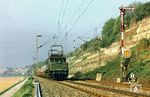 193 013 (Bw Kornwestheim) mit einem Güterzug auf der sog. 'Frankenbahn" bei Nordheim (Württ). (02.05.1976) <i>Foto: Klaus D. Holzborn</i>