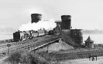 01 215 vom Bw Köln Bbf führt den F 23 "Schwabenpfeil" (Stuttgart - Dortmund) an der Mainzer Südbrücke. (21.02.1953) <i>Foto: Carl Bellingrodt</i>