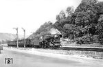 23 068 vom Bw Mainz Hbf fährt mit P 1347 nach Koblenz aus Hirzenach. (20.07.1955) <i>Foto: Carl Bellingrodt</i>