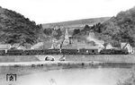 38 1708 vom Bw Oberlahnstein mit P 1470 (Gießen - Koblenz) im Lahntal in Balduinstein. Die Lok ist mit einem P 10-Tender gekuppelt. (02.05.1953) <i>Foto: Carl Bellingrodt</i>