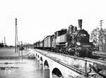 73 106 (Bw Nürnberg Hbf) passiert mit einem Personenzug die Augrabenbrücke bei Forchheim (Ofr). Später beim Bw Bamberg beheimatet kehrte sie 1935 zum Bw Nürnberg Hbf zurück und wurde dort am 19.12.1936 ausgemustert. (1930) <i>Foto: Helmut Tauber</i>