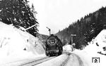 95 010 (Bw Suhl) passiert mit einem Güterzug das Einfahrsignal von Gehlberg. (02.1942) <i>Foto: RBD Erfurt (Schrödter)</i>