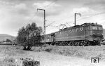 Wohl nicht geplant war die Beförderung des D 304 "Donaukurier" (Dortmund - Wien) mit der Würzburger Güterzuglok E 50 027, die den Zug bei Gemünden (Main) am Haken hat. (22.08.1959) <i>Foto: Carl Bellingrodt</i>