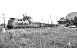 V 200 063 vom Bw Villingen (Schwarzw) mit dem D 79 (Zürich – Schaffhausen – Stuttgart – Würzburg – Hamburg-Altona) bei Singen (Hohentw). (1960) <i>Foto: Robin Fell</i>