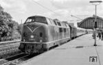 V 200 117 (Bw Lübeck) mit einem Schnellzug nach Hamburg-Altona im Bahnhof Hamburg-Dammtor.  (1966) <i>Foto: Robin Fell</i>