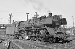 03 262 war aus Hamburg-Altona nach Osnabrück gekommen und rückt nun in den Schuppen des Bw Osnabrück Hbf ein. (07.1967) <i>Foto: Jürgen Munzar</i>