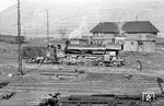 Die bestens gepflegte 38 2062 aus Worms vor dem Wärterstellerk "Bot" im Bahnhof Bingerbrück. Beachtenswert sind auch die höherliegenden Windleitbleche der Lok, die eine Spezialität in den Direktionen Mainz und Frankfurt/M waren. (11.1951) <i>Foto: A. Dormann, Slg. W. Löckel</i>