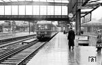 Der neu in Dienst gestellte und weinrot lackierte VT 07 501 (WMD, Baujahr 1951) verlässt den Mainzer Hbf in Richtung Süden. Wenige Monate später gehörte er zur neuen "Rheinblitz-Gruppe", die von Dortmund aus nach Basel SBB (Ft 18), München (Ft 128) und Regensburg (Ft 138) verkehrte. (11.1951) <i>Foto: A. Dormann, Slg. W. Löckel</i>