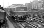 Die neu angelieferte V 80 006 vom Bw Frankfurt-Griesheim auf Probefahrt in Mainz Hbf. Die interessantere Lok steht allerdings im Hintergrund: Eine 88.0 (Lok Nr. 3, 4 oder 5) der Hafenbahn Mainz. (11.1951) <i>Foto: A. Dormann, Slg. W. Löckel</i>