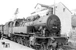 93 736 (Bw Altenkirchen/Ww) vor einem Personenzug nach Altenkirchen (Westerwald) im Bahnhof Au (Sieg). (01.1952) <i>Foto: A. Dormann, Slg. W. Löckel</i>