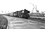 Die Hannoveraner 01 021 mit einem Messe-Sonderzug in Hannover Messebahnhof. (30.04.1964) <i>Foto: Detlev Luckmann</i>