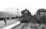 01 168 vom Bw Gießen stellt einen Messe-Sonderzug in Hannover Messebahnhof bereit. (29.04.1963) <i>Foto: Detlev Luckmann</i>