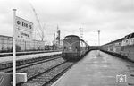 V 200 025 (Bw Hamburg-Altona) ist mit einem Messe-Sonderzug aus Hamburg auf Gleis 5 des Messebahnhofs Hannover eingetroffen. (05.05.1964) <i>Foto: Detlev Luckmann</i>