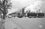 Lok "Döhren I" (Hanomag, Baujahr 1910) der Döhrener Wollwäscherei und -kämmerei überquert vor einem Güterzug mit Deisterkohle die Hildesheimer Straße in Hannover. Das Unternehmen betrieb auf rund 7,5 Hektar in der Leineaue am westlichen Stadtrand eine riesige Fabrikanlage. Über die Wolleverarbeitung hinaus wurde das abgeschiedene Wollfett in einem eigenen Werksteil in Grundstoffe für medizinische Salben und kosmetische Cremes veredelt. (20.04.1965) <i>Foto: Detlev Luckmann</i>