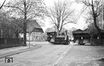 Lok "Döhren I" mit einem Kohlezug auf dem Weg zur Döhrener Wollwäscherei und -kämmerei in Hannover. Nach einem 1966 veröffentlichen Zeitungsbericht anlässlich der Abstellung der Lok hat sie in ihren 56 Einsatzjahren rund 19 Millionen Tonnen Güter zwischen Wülfel und Döhren befördert. (20.04.1965) <i>Foto: Detlev Luckmann</i>