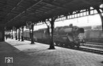 03 140 vom Bw Rheine rangiert einen Packwagen für den E 872 im niederländischen Bahnhof Hengelo.  (02.1962) <i>Foto: Detlev Luckmann</i>