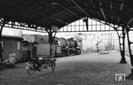 03 140 hat vor E 872 nach Bad Pyrmont Ausfahrt im niederländischen Bahnhof Hengelo erhalten. Die Gepäckverladung ist allerdings noch nicht abgeschlossen. (02.1962) <i>Foto: Detlev Luckmann</i>