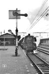 Ausfahrt des E 872 mit der Rheiner 03 140 aus dem Bahnhof Hengelo. (02.1962) <i>Foto: Detlev Luckmann</i>