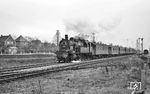 78 438 (Bw Emden) verlässt mit P 2247 nach Emden Süd den Bahnhof Leer (Ostfriesl). Im Vordergrund kreuzen die Gleise der schmalspurigen Kleinbahn Leer–Aurich–Wittmund (LAW). (20.04.1963) <i>Foto: Detlev Luckmann</i>