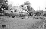 97 501 fährt mit einer Schienenbusgarnitur als Sonntagsausflugszug P 3350 nach Honau aus dem Bahnhof Lichtenstein (Württ). 75 051 wird einen Zug nach Kleinengstingen zu übernehmen. Interessant sind auch noch die vorhandenen Stellstangen (statt Drahtzüge) für die Weichen und Signale. Diese hatte man um 1900 eingesetzt, um bei damals den üblichen den Schneeverhältnissen dennoch die Stellfähigkeit zu sichern. Wie man auch sieht, ersetzte man die Stangen schrittweise durch die üblichen Drahtzüge. (17.08.1958) <i>Foto: Detlev Luckmann</i>