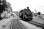 97 501 setzt im Bahnhof Lichtenstein (Württ) von Gleis 2 nach Gleis 1 um. Die Zahnradstrecke ab Honau wurde am 28. Juli 1969 für den Gesamtverkehr stillgelegt und bis Engstingen abgebaut. Lok 97 501 blieb als betriebsfähige Museumslok erhalten. (17.08.1958) <i>Foto: Detlev Luckmann</i>