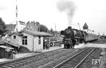 012 077 (Bw Hamburg-Altona) verlässt mit einem Schnellzug nach Westerland (Sylt) den Bahnhof Heide (Holst). Der Bahnübergang in der nördlichen Bahnhofsaufahrt ist heute aufgelassen. (20.08.1969) <i>Foto: Detlev Luckmann</i>