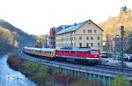 232 690 der Erfurter Bahnservice Gesellschaft (EBS) mit einem Sonderzug aus Erfurt über Weißenfels-Leipzig-Altenburg-Chemnitz zum Dresdner Strietzelmarkt an der ehemaligen Blockstelle Felsenkeller in Dresden-Plauen. Am Zugschluss lief 250 195 im Schlepp mit. Die Blockstelle Felsenkeller stand unmittelbar am folgenden Bahnübergang. Nachdem die Strecke durch das Weißeritzhochwasser am 13.08.2002 in vielen Teilen zerstört und auch die Blockstelle beschädigt wurde, wurde diese im Oktober/November 2002 abgerissen. (30.11.2024) <i>Foto: Sylvio Ohlt</i>