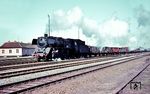 41 092 (Bw Bielefeld) dampft mit einem Güterzug durch den Bahnhof Porta. (30.03.1965) <i>Foto: Helmut Dahlhaus</i>