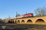 Nachdem sich seit Jahrzehnten zwischen der Leipziger Südtangente und dem Wiederitzscher Viadukt ein Wäldchen ausgebreitet hatte, war es nun erstmalig wieder möglich, hier einen Zug aufzunehmen. Die Freude wird allerdings nicht lange währen, da die Brücke nun komplett mit Schallschutzwänden eingehaust werden wird. EBS 232 690 führt einen Adventssonderzug von Erfurt nach Dresden zum Striezelmarkt über das Wiederitzscher Viadukt. (30.11.2024) <i>Foto: Ralf Opalka</i>