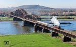 Kurz vor der planmäßigen Überfahrt der 01 1075 über die Haus-Knipp-Brücke kam die Information, dass der Zug in Richtung Rheinhausen fehlgeleitet worden ist und dort erst einmal angehalten wurde. Der Frust der rund 35 an der Brücke wartenden Fotografen war mit Händen zu greifen. Also nichts wie weg ins Auto und zur nächsten Fotostelle nach Essen-Dellwig. Diese stellte sich auch nicht als so prickelnd heraus, da der Haltepunkt noch im Schatten lag. Zwischenzeitlich gab es es die neue Auskunft, dass der Zug sich wieder bewegen würde, allerdings in die Ausgangsrichtung nach Krefeld-Uerdingen. Also alles wieder auf Anfang, was sich als nicht so einfach herausstellte, weil sich ein riesiger Stau auf der A 42 an der Abfahrt Oberhausen-Osterfeld in Richtung Einkaufsmarkt Centro entwickelt hatte. Auf den letzten Drücker klappte die Überfahrt der 01 1075 vor dem DPE 82295 nach Bielefeld auf der Haus-Knipp-Brücke dann doch noch, auch weil der Zug auf der Fahrt von Krefeld-Uerdingen über Moers noch mehrfach ausgebremst worden war. (30.11.2024) <i>Foto: Joachim Schmidt</i>