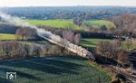 Nächstes Ziel war der Bahnhof Kamen, da er kein großer Umweg auf dem Heimweg war. Vor Urzeiten konnte man hier mal ganz gut aufnehmen. Das Navi signalisierte eine Ankunftszeit um 14.23 Uhr, der Zug sollte nach neuester Vorhersage um 14.24 Uhr dort durchfahren. Bis dahin war es wieder ein Kampf auf der Straße mit erheblichem Umleitungsverkehr auf der A 2, die Gegenrichtung stand sogar dreispurig, alle wollten wohl zum Toppspiel Dortmund gegen Bayern München? Kurz vor der prognostizierten Durchfahrt der 01.10 war der Bahnhof Kamen erreicht. Allerdings hatte sich natürlich in den letzten 30 Jahren hier viel verändert und es musste woanders ein freies Gelände gesucht werden. Bereits in Sichtweite des Zuges mit seiner riesigen Dampffahne konnte in letzter Sekunde auf einer neugebauten Umgehungsstraße die Drohne gestartet werden. Zu Fuß und mit Auto wäre es nicht möglich gewesen, zum 200 m entfernten Fotostandort kommen.  (30.11.2024) <i>Foto: Joachim Schmidt</i>