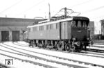 E 75 67 vom Bw Ingolstadt zu Gast im Bw München Hbf. Wegen ihres gegenläufigen Stangenantriebs bekamen die Loks den Spitznamen "Heuwender". (12.1963) <i>Foto: Hermann Gerdes</i>