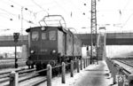 E 91 20 rückt aus ihrer Heimat-Dienststelle Bw München Hbf aus. (12.1963) <i>Foto: Hermann Gerdes</i>