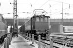 E 16 17 rauscht mit einem Eilzug in Höhe des Bw München Hbf an der Donnersberger Brücke vorbei. (12.1963) <i>Foto: Hermann Gerdes</i>