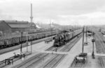 50 1619 (Bw Bamberg) wartet vor einem Personenzug im Bahnhof Schweinfurt auf die Rückfahrt in die Heimat. Links ist das Bahnbetriebswerk zu sehen, das später einem Containerbahnhof weichen musste. (12.1963) <i>Foto: Hermann Gerdes</i>