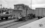 80 031 macht sich im Rangierdienst im Bahnhof Schweinfurt nützlich. (12.1963) <i>Foto: Hermann Gerdes</i>