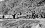 93 960 (Bw Porzheim, Ast Calw) im Bahnhof Calw der Nagoldtalbahn Pforzheim – Calw – Nagold – Hochdorf bei Horb. Am 29. Mai 1983 wurde der Personenverkehr zwischen Weil der Stadt und Calw eingestellt. Am 29. Februar 1988 folgte mit der Auflassung des Güterverkehrs auch die Gesamtstilllegung der Strecke. Dadurch verlor der Bahnhof Calw seine Funktion als Umstiegsbahnhof zwischen Nagoldtal- und Schwarzwaldbahn und wurde wieder zum Durchgangsbahnhof. Mit Eröffnung dieses stadtnahen Haltepunkts wurde der alte Bahnhof zunächst im Personen- und später auch im Güterverkehr aufgegeben. Der neue Haltepunkt befindet sich seitdem im Gebäude des Zentralen Omnibusbahnhofs. (08.1955) <i>Foto: Hermann Gerdes</i>