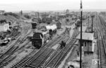 Bei den umfangreichen Gleisbaumaßnahmen im Bahnhof Düren hilft 93 1042 vom Bw Düren aus. (02.1964) <i>Foto: Hermann Gerdes</i>