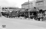 50 281 (Bw Hagen Gbf) und 44 1316 (Bw Hagen-Vorhalle) vor einem Güterzug nach Hagen (Westf) zwischen Plettenberg und Werdohl. (03.1964) <i>Foto: Hermann Gerdes</i>