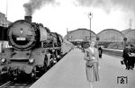 Die Hannoveraner 01 062 wartet vor einem Touropa-Sonderzug auf die Abfahrt in Hamburg-Altona, wobei der Fotograf mehr Wert auf seine Begleiterin als auf die Lok legte. (1957) <i>Foto: Hermann Gerdes</i>