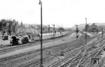 18 316 der LVA Minden ist mit einem Versuchszug in Minden (Westf) angekommen und setzt nun zur Lokversuchsanstalt um. (04.1966) <i>Foto: Hermann Gerdes</i>